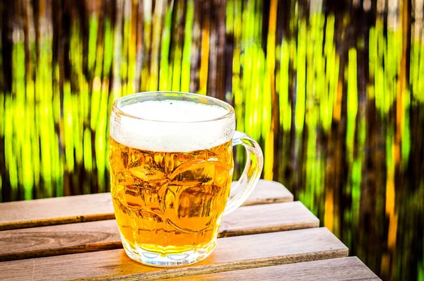 Eine Selektive Fokusaufnahme Eines Bierglases Auf Einer Holzoberfläche — Stockfoto