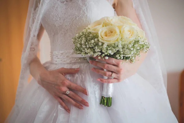 Primo Piano Una Bella Sposa Che Tiene Bouquet — Foto Stock