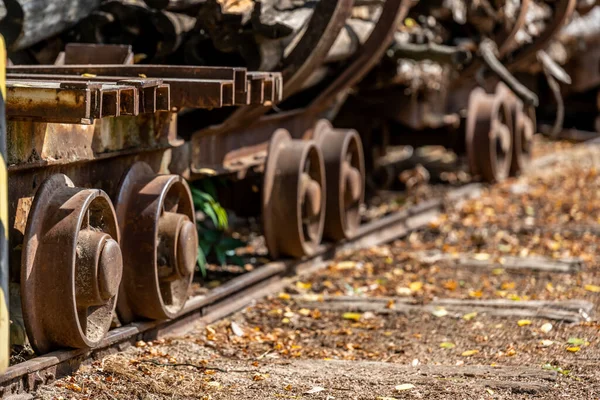 Die Eisenräder Eines Alten Zuges Der Auf Den Schienen Fährt — Stockfoto