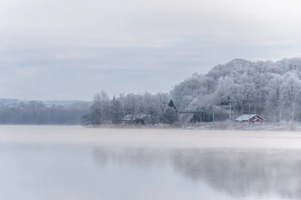 Vinterlandskap Fotografering Lugnt Vatten Och Reflektioner Från Träd Och Himmel — Stockfoto