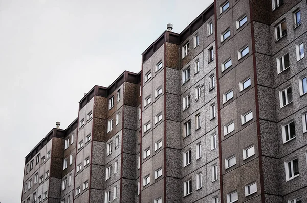 Uma Fachada Edifício Marrom Escuro Com Fileiras Janelas — Fotografia de Stock