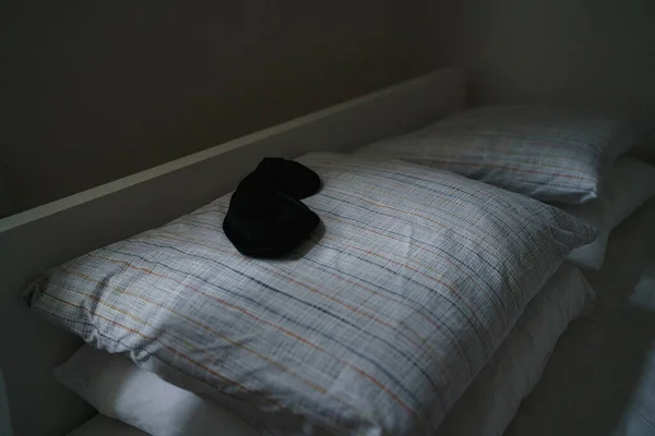 Close Uma Máscara Sono Travesseiro Uma Cama Quarto — Fotografia de Stock