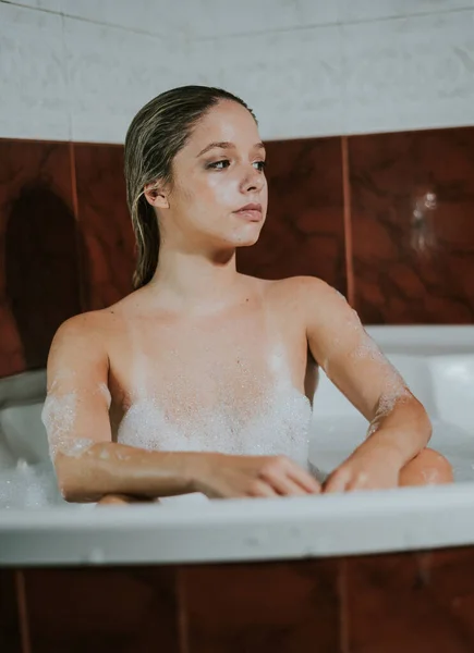 Una Foto Vertical Una Hermosa Joven Disfrutando Baño Burbujas Una —  Fotos de Stock