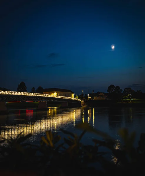 Tiro Vertical Uma Ponte Sobre Lago Noite — Fotografia de Stock