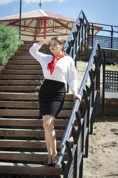 Kırmızı Rujlu Etek Giyen Merdivenlerde Poz Veren Beyaz Bir Kadının — Stok fotoğraf
