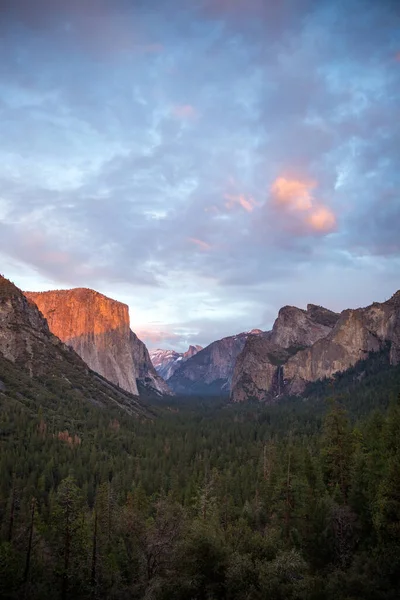 Uma Imagem Vertical Vista Túnel Parque Nacional Yosemite Califórnia Eua — Fotografia de Stock