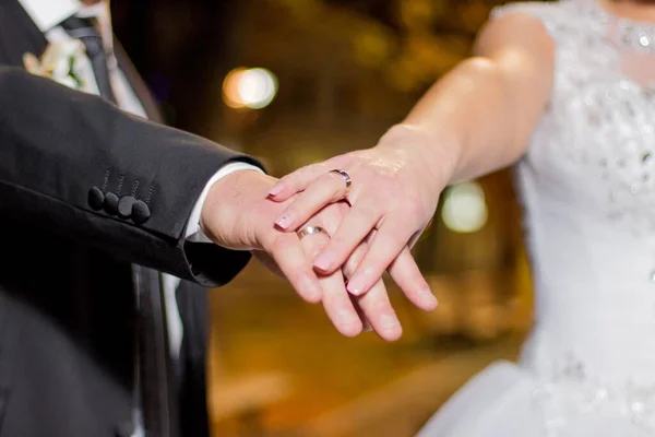 Νύφη Και Γαμπρός Κρατιούνται Χέρι Χέρι Στην Τελετή Του Γάμου — Φωτογραφία Αρχείου