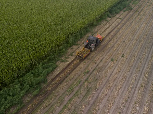 Bovenaanzicht Van Trekker Die Een Rooimachine Achter Zich Sleept Die — Stockfoto