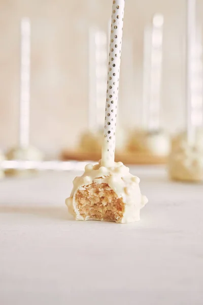 Egy Függőleges Közelkép Finom Fehér Torta Pop Fehér Háttér Asztal — Stock Fotó