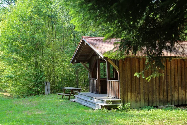 森の中の居心地の良い小屋の閉鎖 — ストック写真