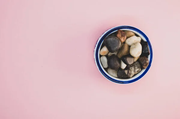 Una Vista Superior Cuenco Porcelana Lleno Pequeñas Piedras Colores Una —  Fotos de Stock