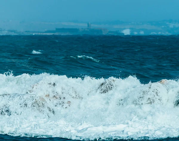 Ondas Oceânicas Cair Nas Rochas — Fotografia de Stock