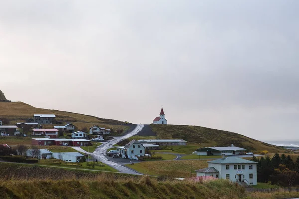 冰岛美丽的Vik Myrdal镇与教堂的迷人景色 — 图库照片