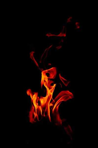 Приголомшливий Знімок Яскраво Палаючого Вогню Чорним Тлом — стокове фото
