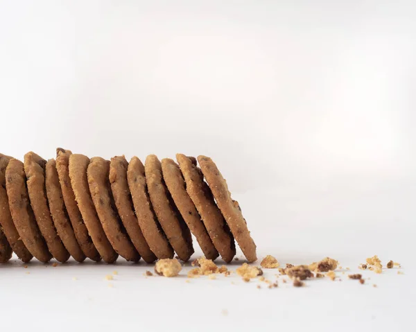 白い背景にかまれたチョコレートチップクッキーとパン粉のソフトフォーカス — ストック写真