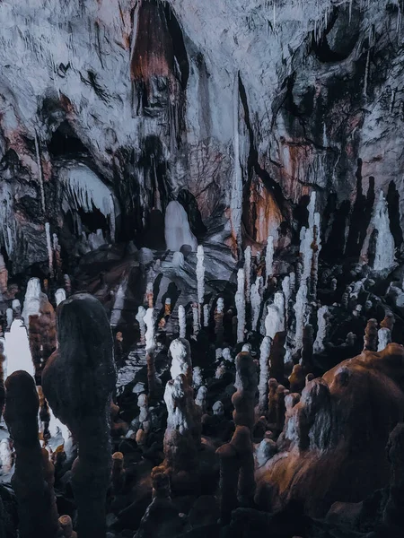 Plan Envoûtant Stalactites Dans Grotte — Photo