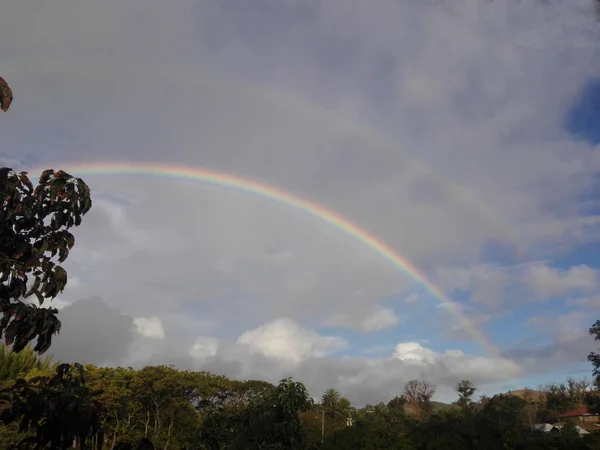 曇り空の雨の後にカラフルな虹の美しいショットが登場しました — ストック写真
