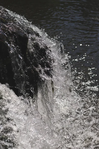 Een Zwart Wit Verticaal Shot Van Spetterende Waterstroom Perfect Voor — Stockfoto