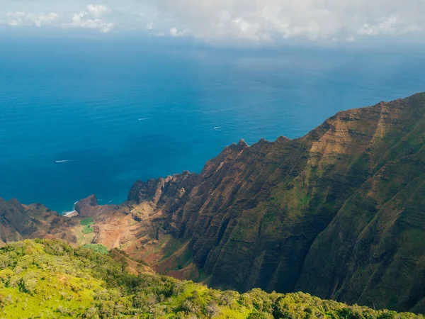 Uma Vista Aérea Das Espetaculares Falésias Pali Kauai Havaí — Fotografia de Stock