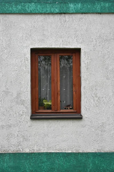 Vertikální Snímek Zavřených Oken Budovy Denního Světla — Stock fotografie