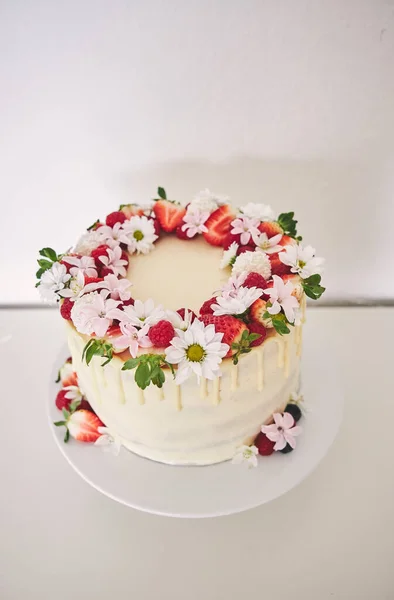 Eine Vertikale Aufnahme Einer Schönen Weißen Hochzeitstorte Mit Sahne Beeren — Stockfoto