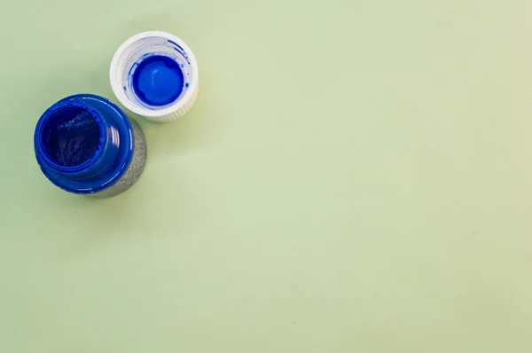 Una Vista Superior Pintura Azul Botella Con Tapa Superficie Verde — Foto de Stock