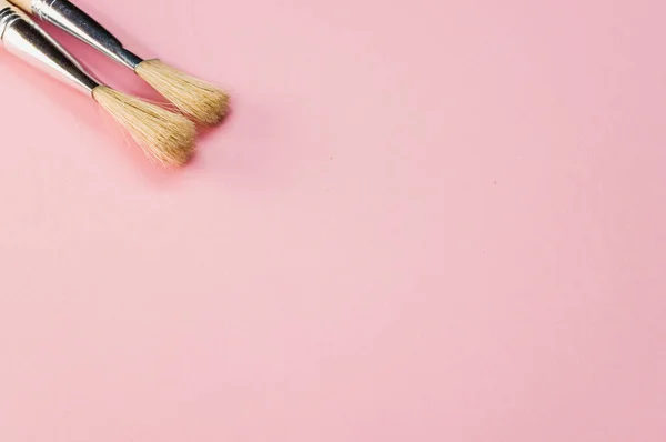 Uma Foto Close Dos Pincéis Superfície Rosa — Fotografia de Stock