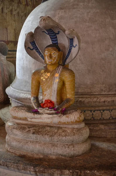 Uma Estátua Antiga Buda Sentado Antigo Templo Caverna Budista Dambulla — Fotografia de Stock