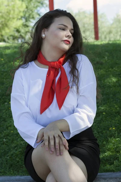 Вертикальный Снимок Молодой Белокурой Женщины Красной Помадой Шарфом — стоковое фото