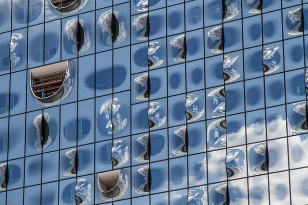 Hamburg Německo 2014 Okna Budovy Elbphilharmonie Hamburku Odrážejí Modré Nebe — Stock fotografie