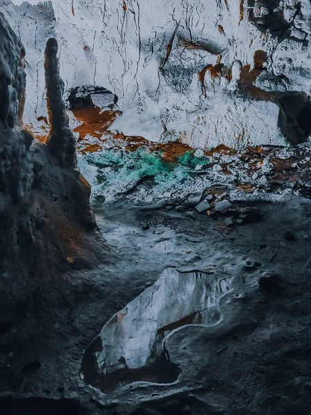 Plan Envoûtant Stalactites Dans Grotte — Photo