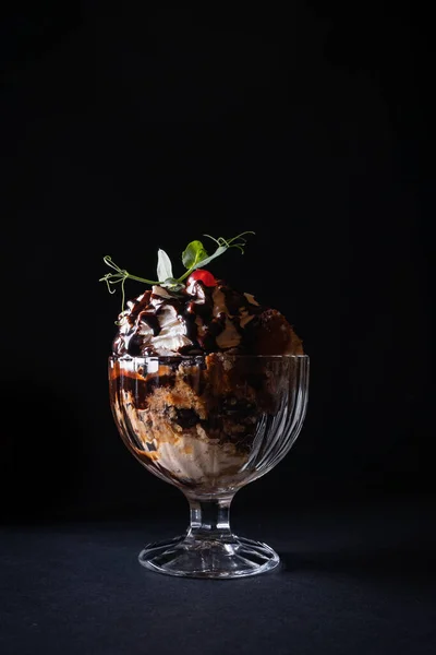 Tiro Vertical Copo Delicioso Sorvete Com Xarope Chocolate Chantilly — Fotografia de Stock