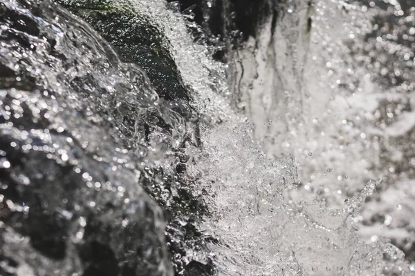 滝と水しぶきの黒と白のショット 背景に最適です — ストック写真