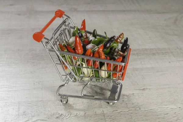 Primer Plano Pequeño Carrito Compras Con Pimientos Pequeños — Foto de Stock