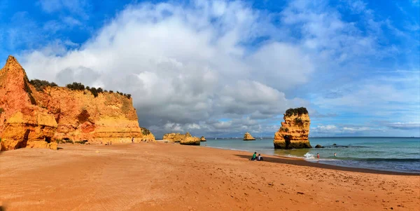 Widok Skalistą Plażę Mieście Lagos Algarve Portugalia — Zdjęcie stockowe