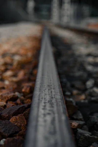 Eine Vertikale Aufnahme Eines Alten Rostigen Eisenbahngleises Auf Schotter — Stockfoto