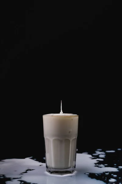 Closeup Shot Milk Being Poured Glass Cup Black Background — Stock Photo, Image