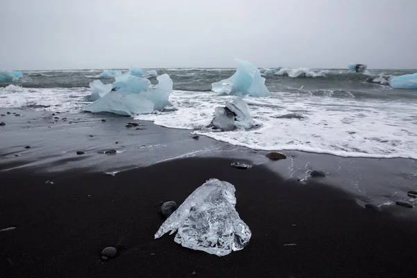 Lenyűgöző Kilátás Diamond Beach Izlandon Nagy Darab Jéggel Fekete Homokban — Stock Fotó