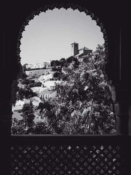 西班牙美丽的格拉纳达市的灰度照片 — 图库照片