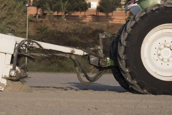 Egy Traktor Része Amely Homokban Dolgozik Tengerparton — Stock Fotó