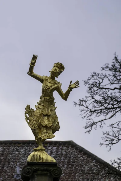 Portmeirion Reino Unido Fevereiro 2019 Dos Dois Bailarinos Birmaneses Aldeia — Fotografia de Stock