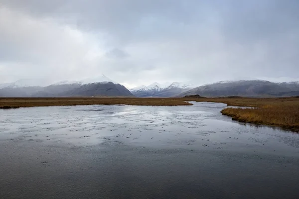 Una Hermosa Vista Lago Rodeado Montañas Nevadas Islandia — Foto de Stock