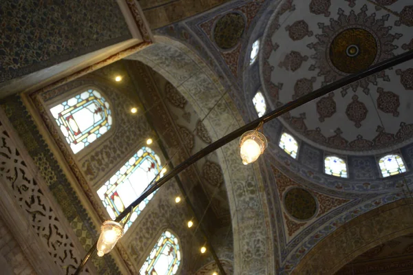 Plan Angle Bas Lampes Une Petite Mosquée Turquie — Photo