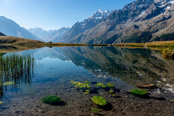 Ein Bergsee Mit Schöner Spiegelung — Stockfoto