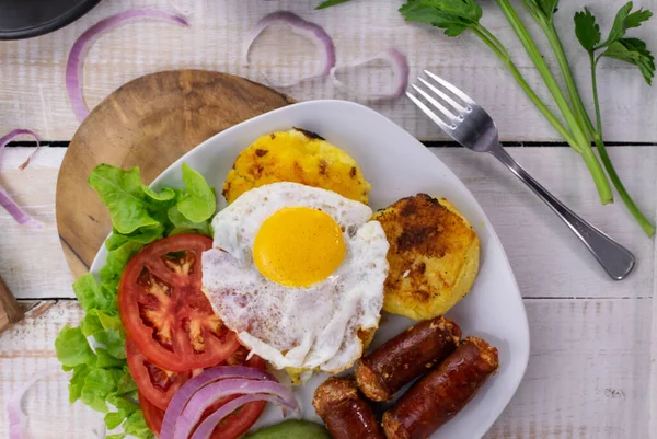 Накладные Расходы Завтрак Состоящий Солнечного Яйца Сосисок Картофельных Котлет Свежего — стоковое фото