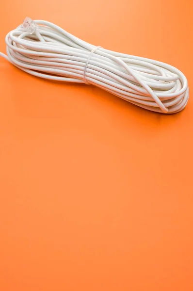 Disparo Vertical Cable Extensión Eléctrica Aislado Sobre Fondo Naranja —  Fotos de Stock