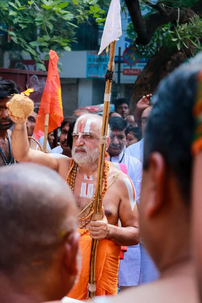 Bengaluru India Apr 2017 Ινδουιστής Ιερέας Μοναχός Που Κάνει Puja — Φωτογραφία Αρχείου