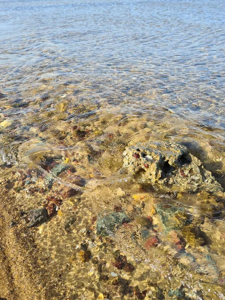 Primo Piano Verticale Pura Acqua Mare Trasparente Con Pietre Sul — Foto Stock