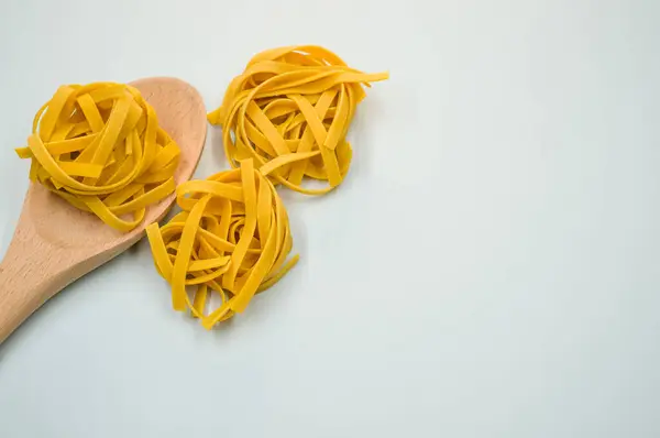 Close Macarrão Tagliatelle Uma Ferramenta Cozinha Madeira — Fotografia de Stock