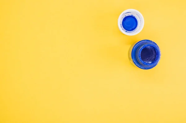 Una Vista Superior Pintura Azul Botella Con Tapa Superficie Amarilla — Foto de Stock